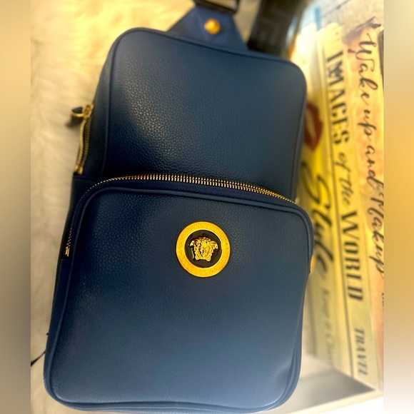 BNWT Versace grained leather cross body unisex bag - Picture 2 of 3